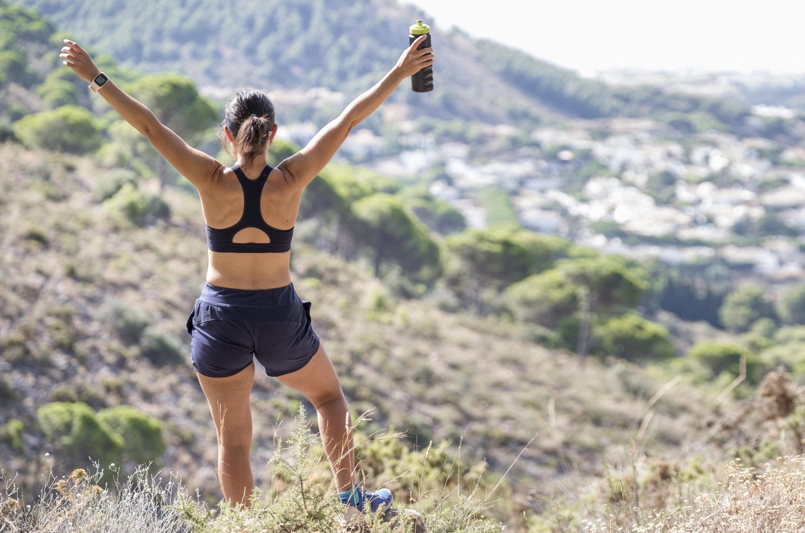 mujer-en-la-cima-de-la-montana