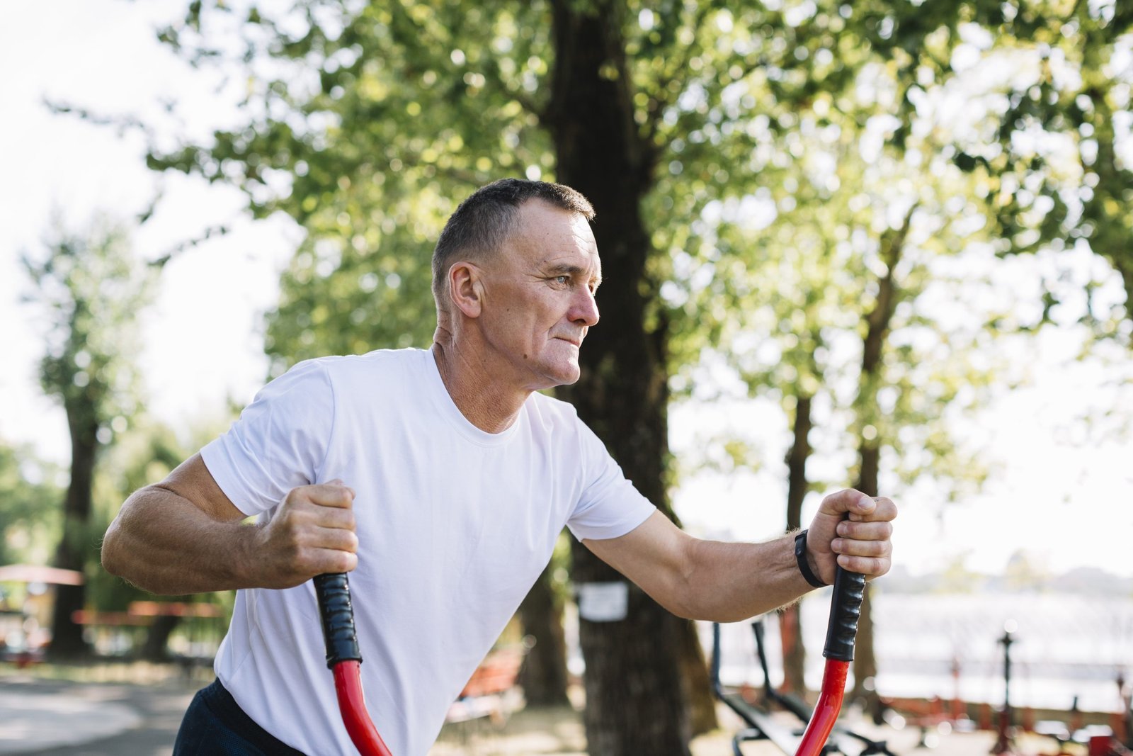 vista-frontal-senior-trabajando-en-stepper