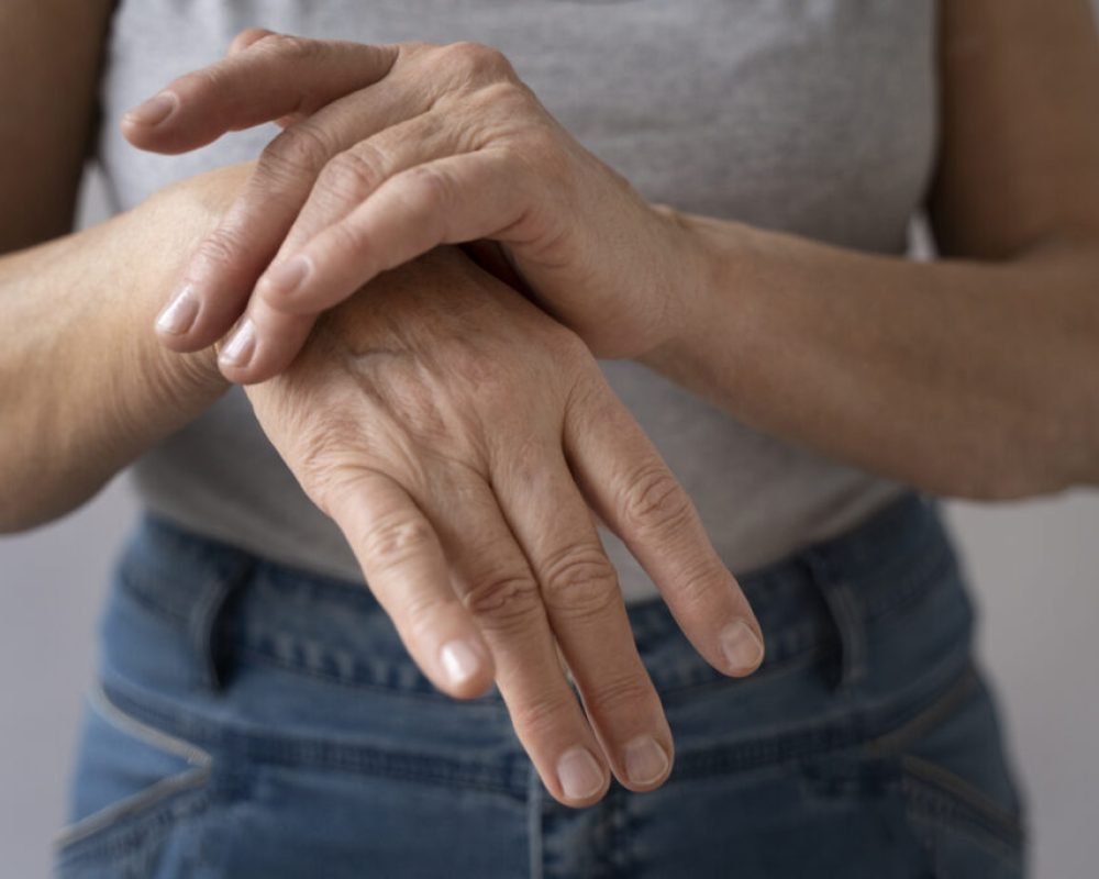 elegantes-manos-de-anciana-1024x683